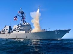 Torpédoborec odpaluje střelu Tomahawk