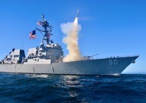 Torpédoborec odpaluje střelu Tomahawk