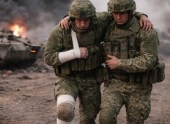 Ukrajinský voják vede raněného