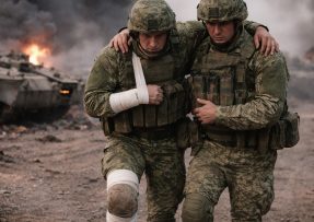 Ukrajinský voják vede raněného