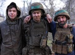 Ukrajinští vojáci bez rotace