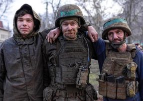 Ukrajinští vojáci bez rotace