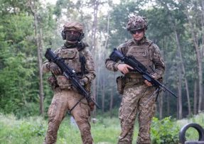 Výsadkáři s FN Minimi