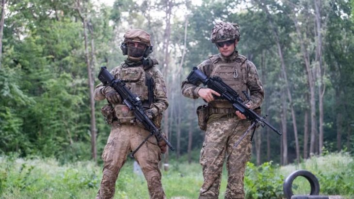 Výsadkáři s FN Minimi