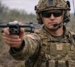 Americký voják na Ukrajině s dronem