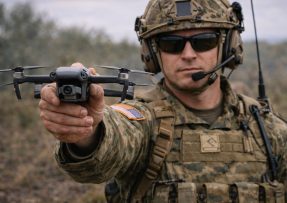 Americký voják na Ukrajině s dronem