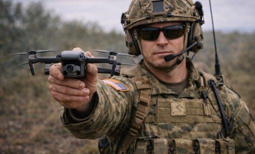 Americký voják na Ukrajině s dronem