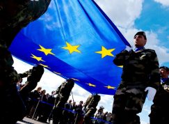 Vojáci nesou vlajku Evropské unie