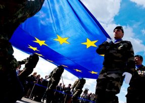 Vojáci nesou vlajku Evropské unie
