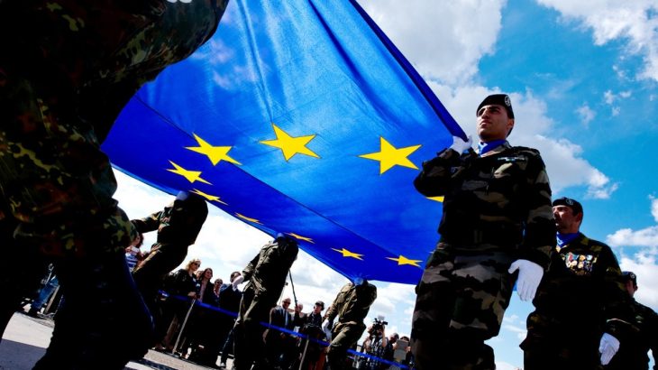 Vojáci nesou vlajku Evropské unie