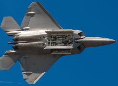 F-22 s otevřenou pumovnicí