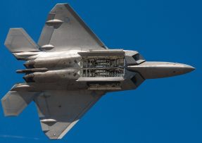 F-22 s otevřenou pumovnicí