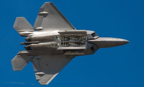 F-22 s otevřenou pumovnicí