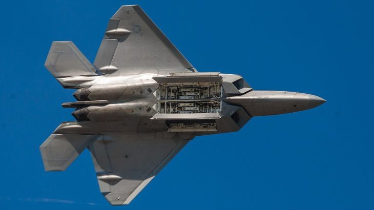 F-22 s otevřenou pumovnicí
