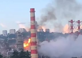 Hořící ruská rafinerie