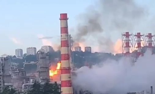 Hořící ruská rafinerie