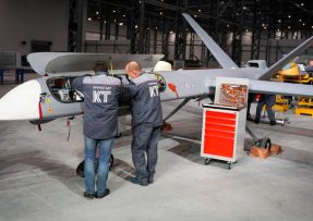 Montáž dronu Orion od Kronstadtu