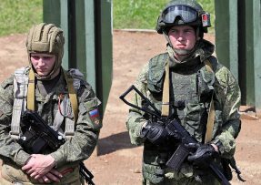 Vojáci s vybavením Ratnik