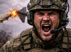 Ruský voják, za nímž STING ničí dron Geran-2