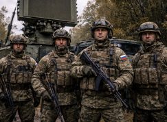 Ruští vojáci před radarem