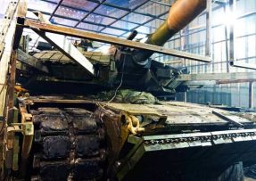Ukrajinský M1A1 Abrams s protidronovou nástavbou