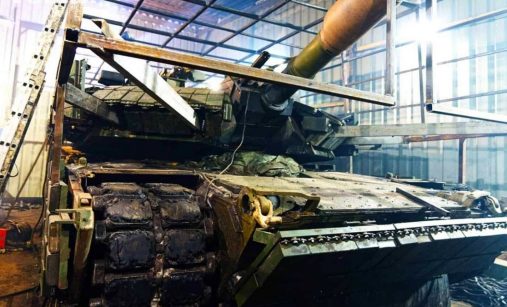 Ukrajinský M1A1 Abrams s protidronovou nástavbou