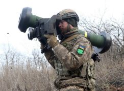 Ukrajinský voják s FGM-148 Javelin