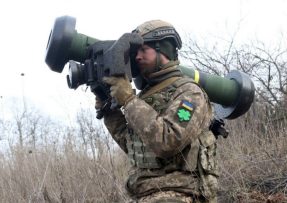 Ukrajinský voják s FGM-148 Javelin