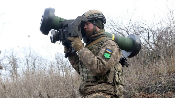 Ukrajinský voják s FGM-148 Javelin