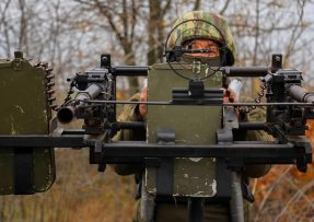 Ukrajinský voják s kulometem PKT, mobilní tým protivzdušné obrany