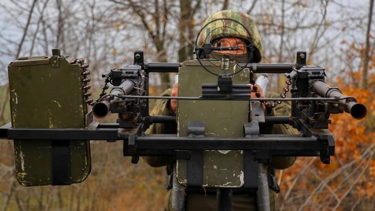 Ukrajinský voják s kulometem PKT, mobilní tým protivzdušné obrany