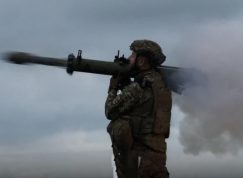 Ukrajinský voják střílí z RPG-27