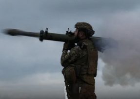 Ukrajinský voják střílí z RPG-27