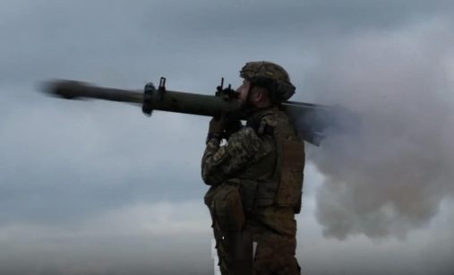 Ukrajinský voják střílí z RPG-27