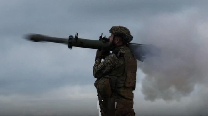 Ukrajinský voják střílí z RPG-27