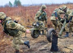 Ukrajinští vojáci s minometem