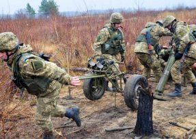 Ukrajinští vojáci s minometem