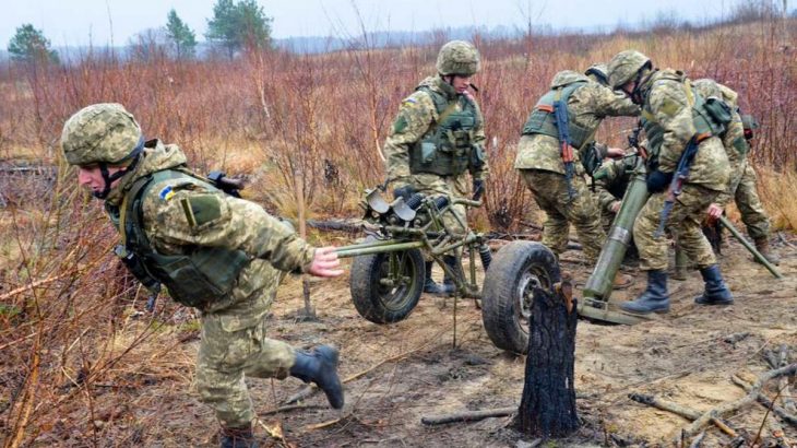 Ukrajinští vojáci s minometem