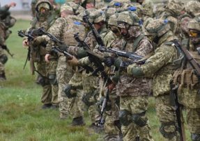 Ukrajinští vojáci na cvičišti