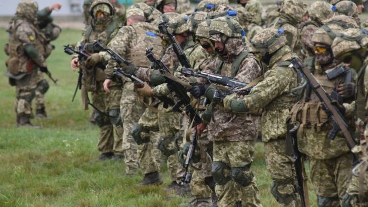 Ukrajinští vojáci na cvičišti