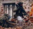 Ukrajinští vojáci v ruinách