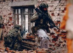 Ukrajinští vojáci v ruinách