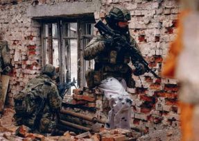 Ukrajinští vojáci v ruinách
