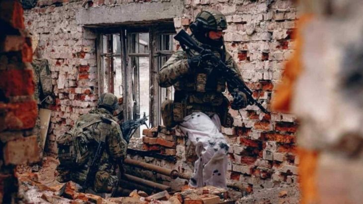 Ukrajinští vojáci v ruinách