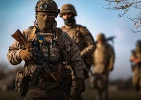 Maskovaní vojáci na Ukrajině