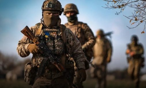 Maskovaní vojáci na Ukrajině