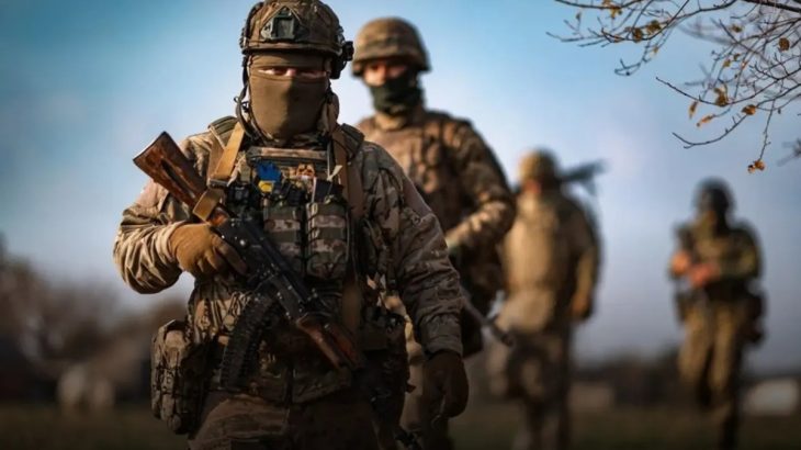 Maskovaní vojáci na Ukrajině