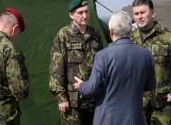 Ministr obrany Zůna a generál Čepelka