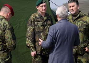 Ministr obrany Zůna a generál Čepelka