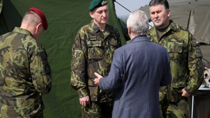 Ministr obrany Zůna a generál Čepelka